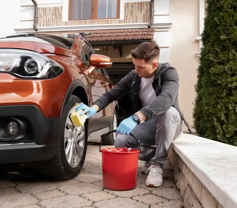 Lavage auto à domicile Le Liège : professionnel intervenant sur un véhicule